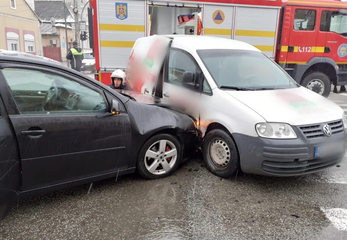 Accident în Gherla între două mașini, în Ajunul Crăciunului / Foto: ISU Cluj