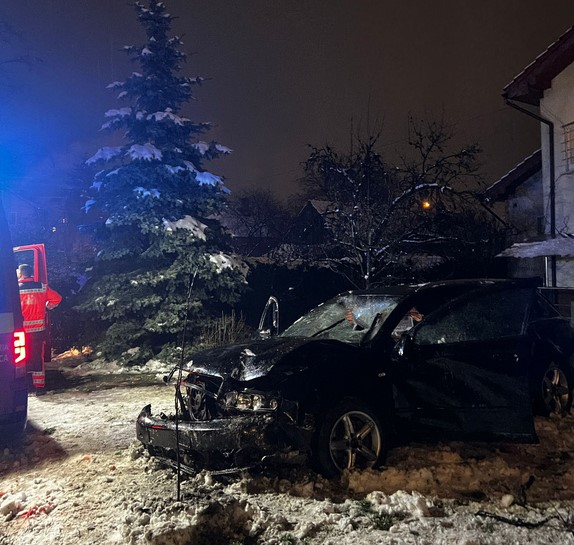 Șoferul a ieșit de pe drum și a intrat într-o casă, pe strada Aurel Vlaicu / Foto: IPJ Cluj