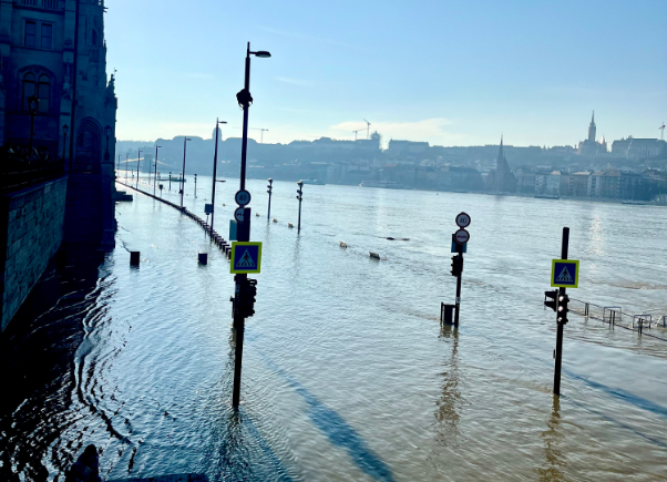 Dunărea a ieşit din albie, joi, la Budapesta, apele ajungând la un nivel record pentru ultima decadă/ Foto: @martapardavi - Twitter