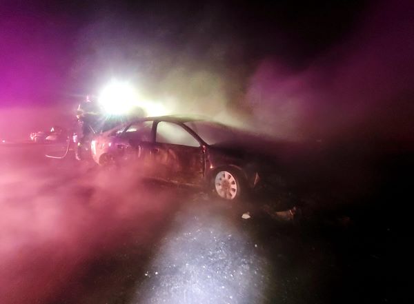 Mașină distrusă de incendiul pornit în urma accidetului / Foto: ISU Cluj