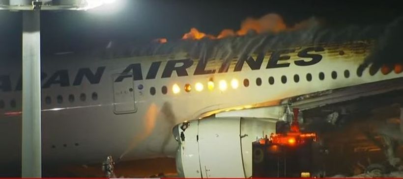 Avion de linie, în flăcări pe aeroportul Haneda din Tokyo/Foto: NHK youtube.com