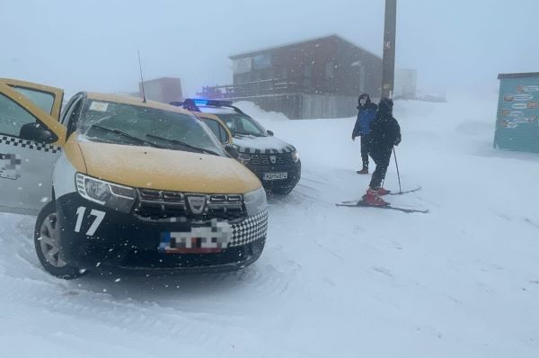 Un șofer de taxi a ignorat orice semn de circulație și a ajuns cu mașina în zona pârtiei de schi/ Foto: Newsweek Romania - Facebook