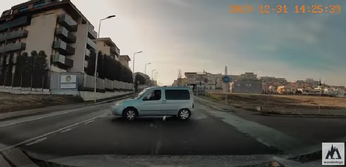 La un pas de accident în cartierul Bună Ziua / Foto: captură ecran YouTube - Wanderings