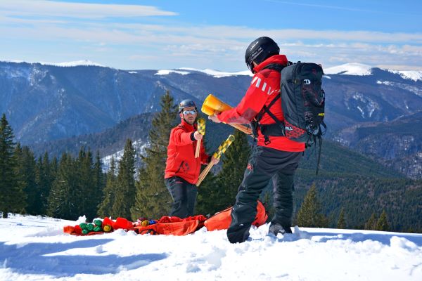 Sfaturi de la Salvamont pentru martorii accidentelor pe pârtiile de schi  Foto: Facebook Salvamont România