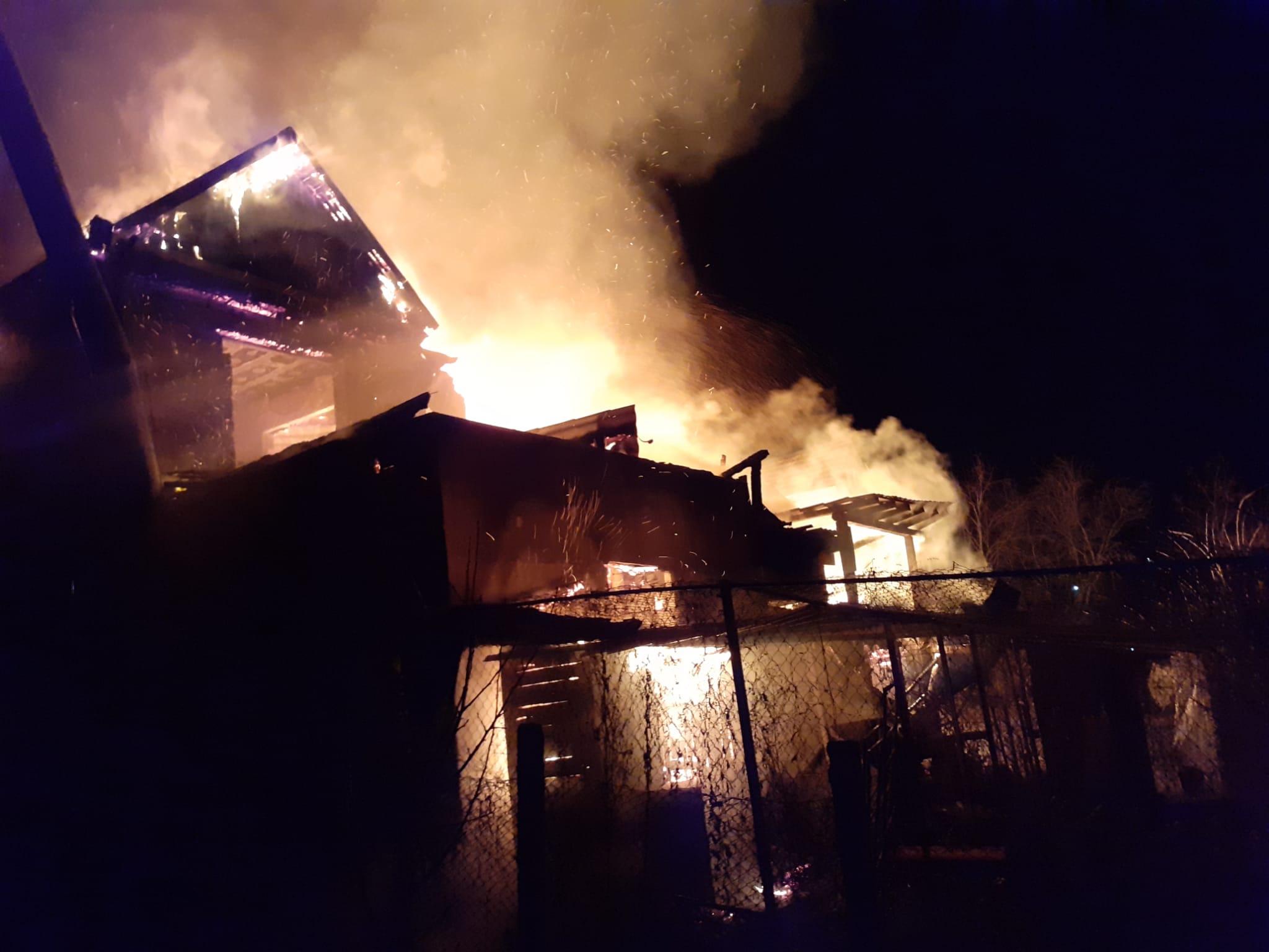 Incendiu la un atelier de prelucrare a lemnului / Foto: ISU Cluj