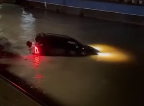 Mașină căzută în Dunăre / Foto: captură video YouTube