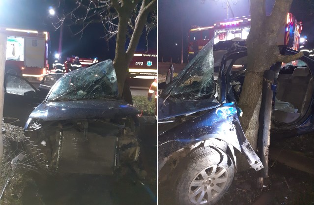O mașină, impact puternic cu un copac / Foto: ISU Cluj