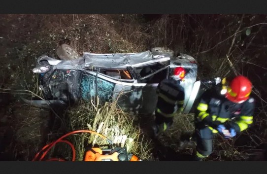 Șase tineri au ajuns la spital după ce au plonjat cu mașină în câmp / Foto: mesageruldesibiu.ro | ISU Sibiu
