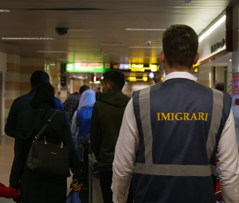 20 de străini au fost scoși sub escortă de polițiști de pe teritoriul României și au fost îmbarcați pe curse de pe Aeroportul Cluj/ Foto: Inspectoratul General pentru Imigrări