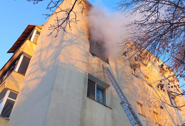 Incendiu bloc de locuințe, în Iași. O femeie s-a aruncat de la etaj, cu copilul în brațe, pentru a-și salva viața/Foto: Departamentul pentru Situații de Urgență Facebook.com