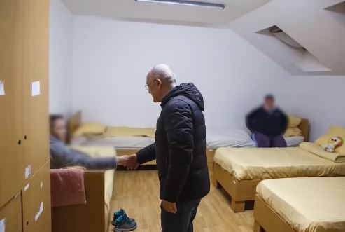 Primarul Emil Boc, în vizită la un centru de adăpost din Cluj-Napoca/Foto: Emil Boc Facebook.com