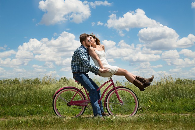 Cuplu pe bicicletă/ Foto: pixabay.com