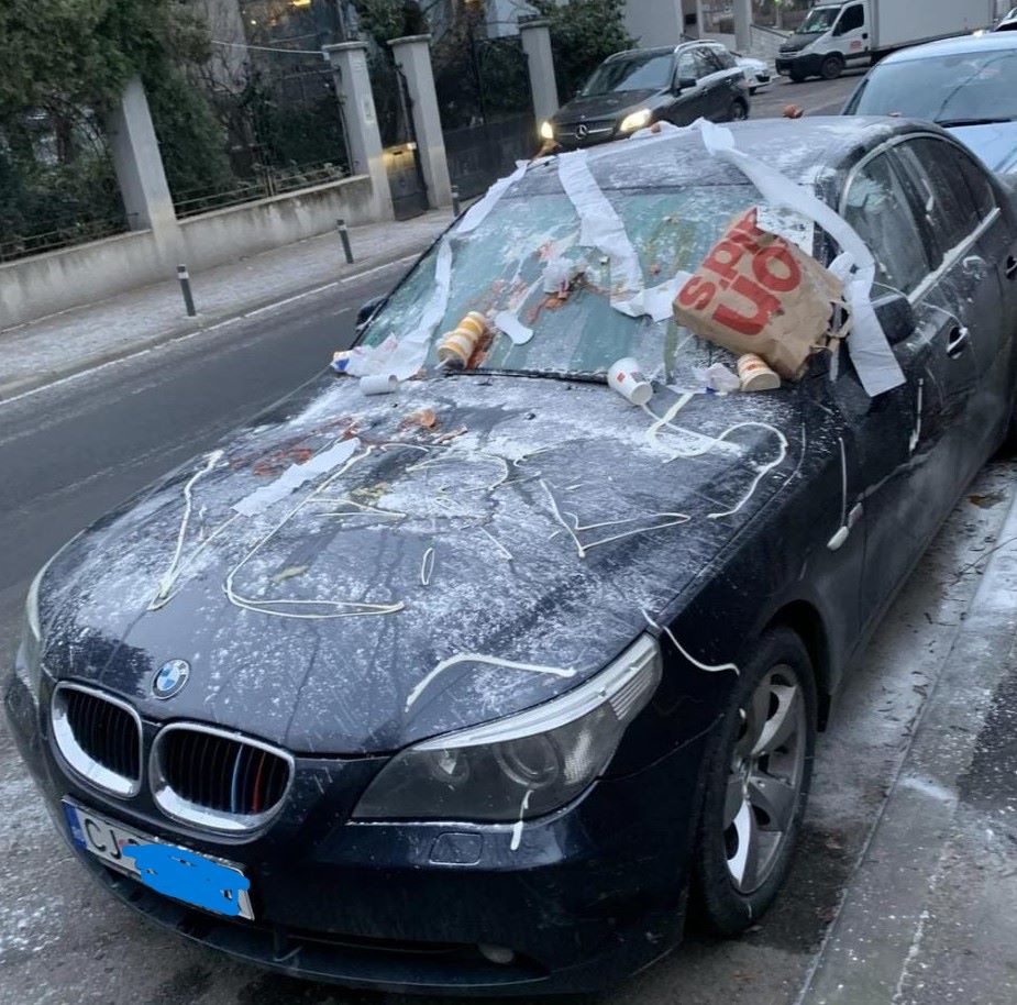 Un clujean s-a trezit cu mașina vandalizată cu mâncare și hârtie igienică/ Foto: Reddit