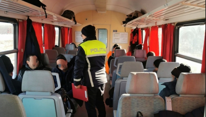 Verificări în trenurile de călători efectuate de polițiștii din Transporturi/Foto: Poliția Română