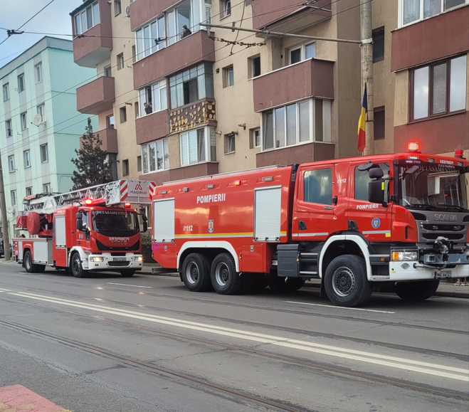 Intervenție pompieri la un incendiu produs într-un apartament de pe Bdul Muncii/Foto: ISU Cluj