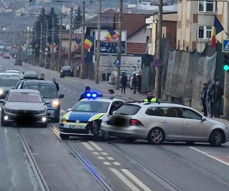 Autospecială de Poliție, implicată într-un accident rutier/Foto: Info Trafic Cluj-Napoca Facebook.com