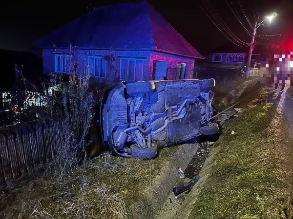Mașina a ajuns răsturnată în șanț/ Foto: ISU Cluj