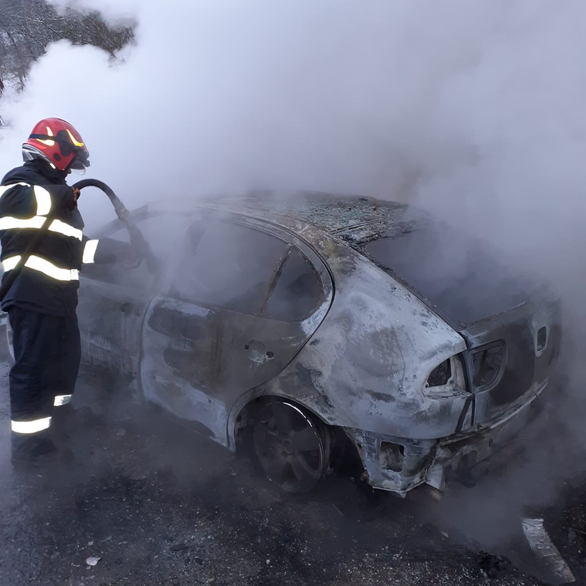 Un autoturism a luat foc în localitatea clujeană Pâglișa Foto: ISU Cluj