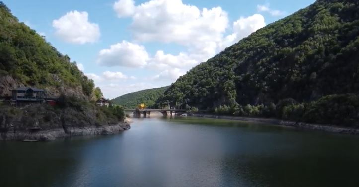 Lacul și barajul Tarnița/Foto: Lacul Tarnita, barajul Tarnita, zbor deasupra lacului, 2021 george tatulea youtube.com