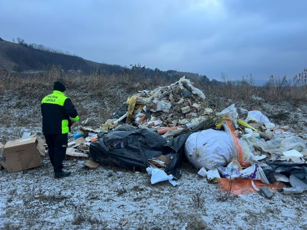 Un bărbat a fost amendat cu 25.000 de lei după ce a depozitat mai multe deșeuri pe un câmp din Florești. Este al doilea caz în comună din ultimele zile/ Foto: Bogdan Pivariu - Facebook