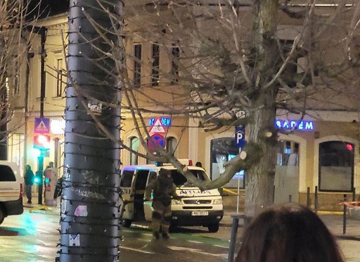 Polițiștii din Cluj au fost alertați că pe strada Regele Ferdinand din Cluj-Napoca se află un bagaj abandonat în stația de autobuz./ Foto: Info Trafic Cluj-Napoca- Facebook
