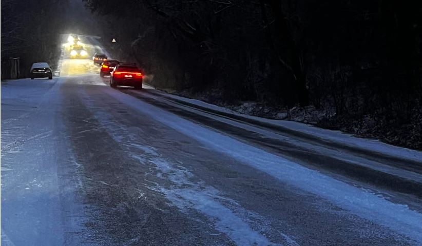 Drum din Cluj acoperit de gheață/  Foto: Facebook - Info Trafic Cluj-Napoca