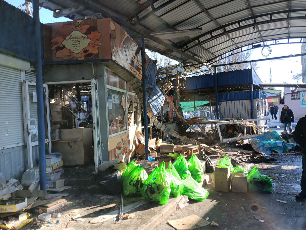 Cel puţin 13 oameni au fost ucişi şi alţi zece răniţi duminică într-un bombardament ucrainean asupra unei pieţe din oraşul Doneţk, Ucraina/ Foto: @valy_s - Twitter