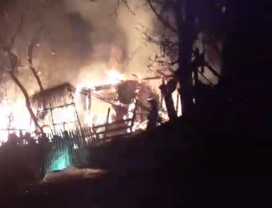 Casă cuprinsă de flăcări în Muntele Săcelului. Un bărbat a murit/Foto: ISU Cluj