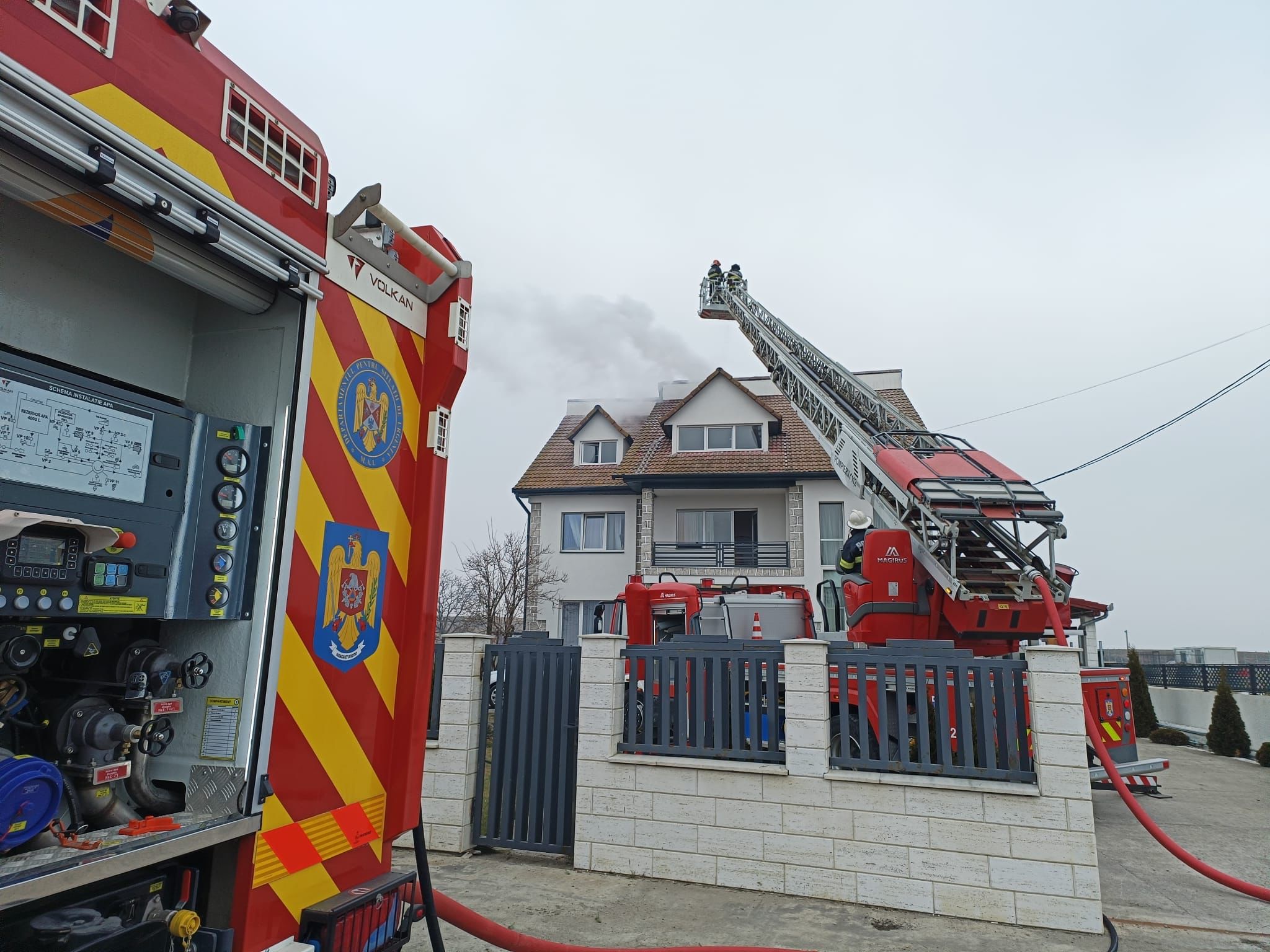 Incendiu la acoperișul unui case din Copăceni. FOTO: ISU Cluj