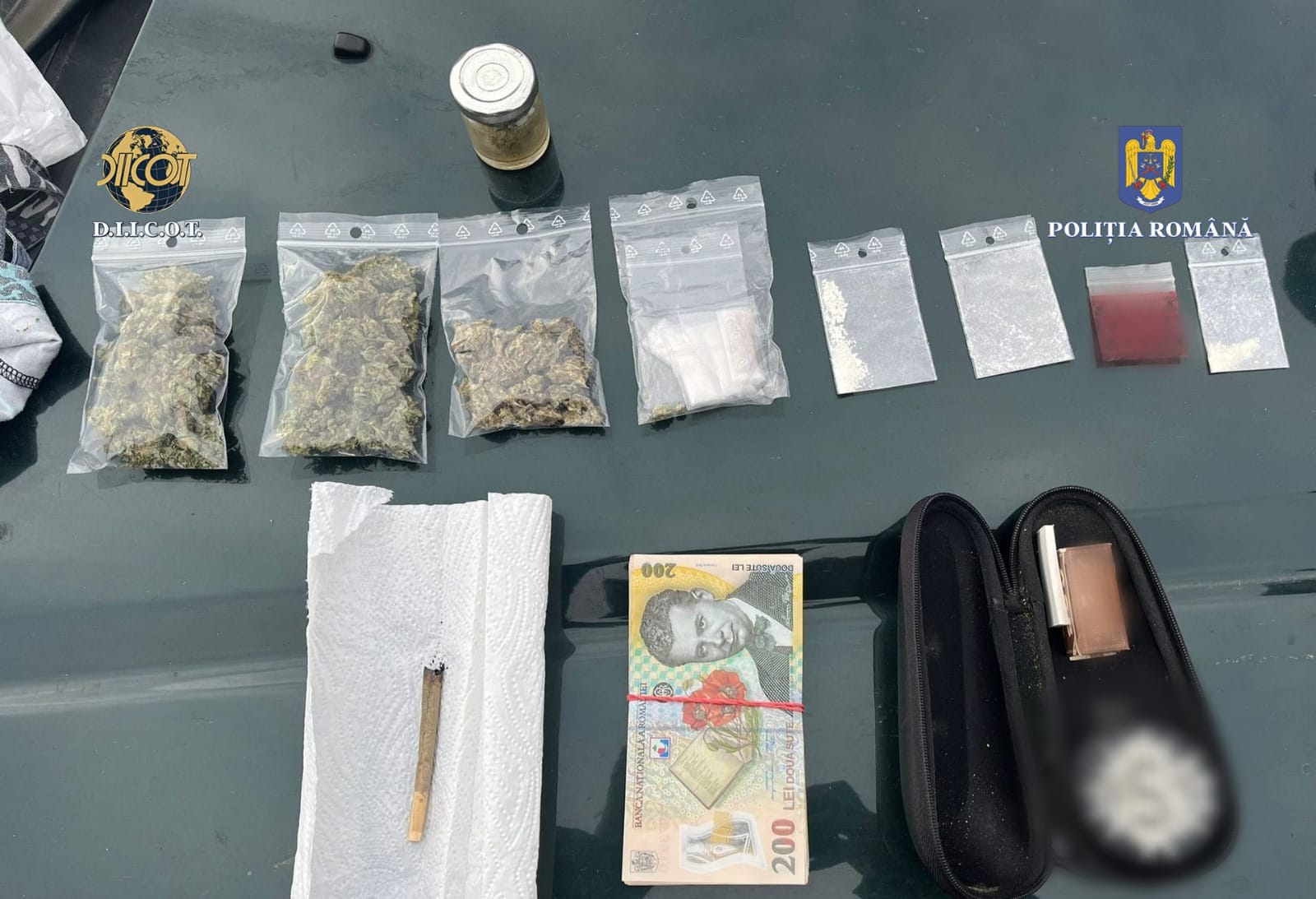 Droguri descoperite în timpul perchezițiilor acasă la un traficant de droguri / Foto: IPJ Cluj