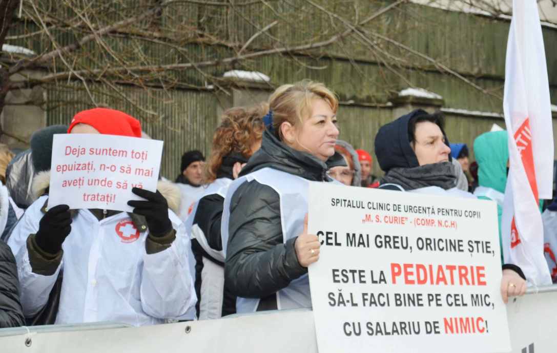 în imagine: Protestul sindicaliștilor din Sănătate (Sanitas) în fața ministerului Muncii pentru majorarea veniturilor/Foto:  Federația Sanitas din România Facebook.com