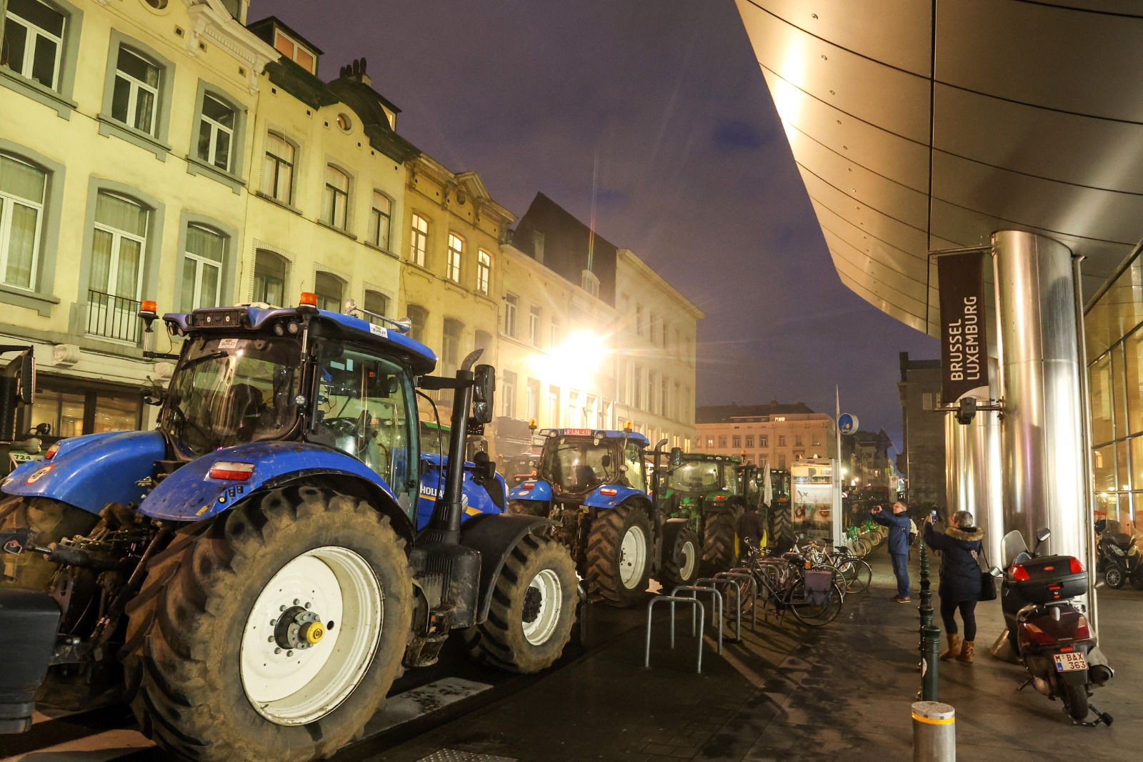 Tractoarele fermierilor în fața Parlamentului European în timpul unui protest, unde are loc un summit UE, la Bruxelles, Belgia, 1 februarie 2024. / Foto: Agerpres - EPA/OLIVIER HOSLET