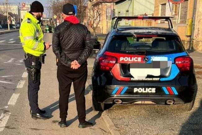 Un șofer și-a vopsit mașina și a scris „POLICE” pe ea / Foto: IPJ Arad