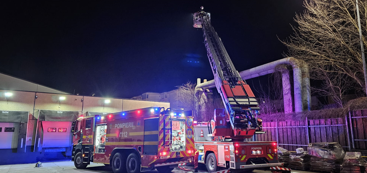 Intervenție pompieri pentru stingerea incendiului de vegetație extins la conductele de termoficare din zona Fabricii, Mărăști/Foto: ISU Cluj