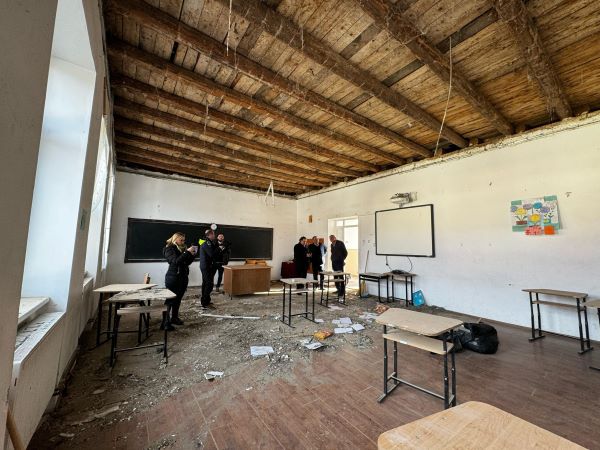 Tavanul s-a prăbușit în sala de clasă/ Foto: mesageruldesibiu.ro