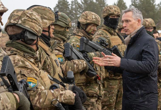 Secretarul general al NATO Jens Stoltenberg, alături de militari NATO/Foto: Jens Stoltenberg X