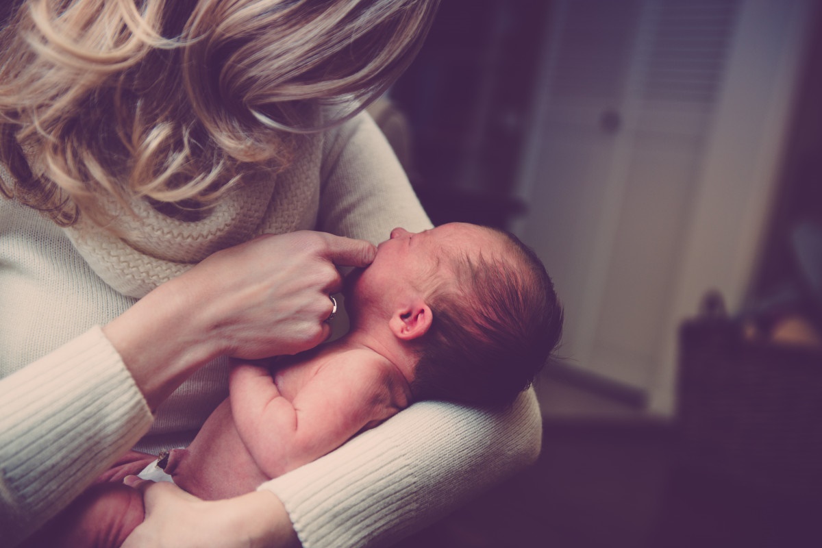 Femeie cu un copil nou-născut/ Foto: pxhere.com