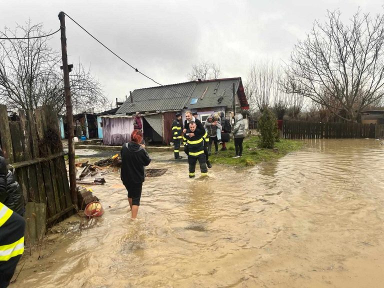 Mai multe persoane au chemat pompierii să fie salvate din calea puhoaielor, chiar dacă apa era până la glezne/ Foto: ISU Hunedoara