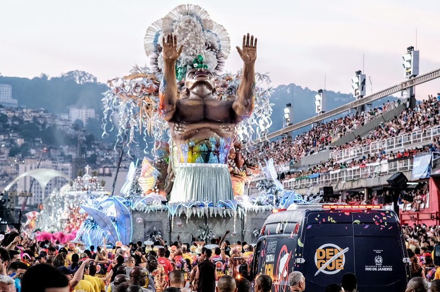 Defilările şcolilor de samba s-au încheiat în noaptea de luni spre marţi pe Sambadrom, într-o ediţie a Carnavalului de la Rio de Janeiro ce a fost marcată de elogii aduse plăcerilor tropicale, luptei afro-brazilienilor pentru libertate şi prezenţei multor vedete/ Foto: Governo do Estado do Rio de Janeiro - Facebook