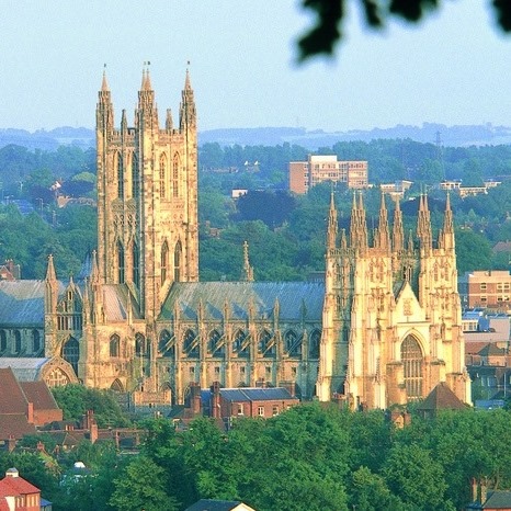 Catedrala din Canterbury a găzduit prima sa cursă cu clătite din secolul al XXI-lea, marţi, de Lăsata Secului/ Foto: Canterbury Cathedral - Facebook