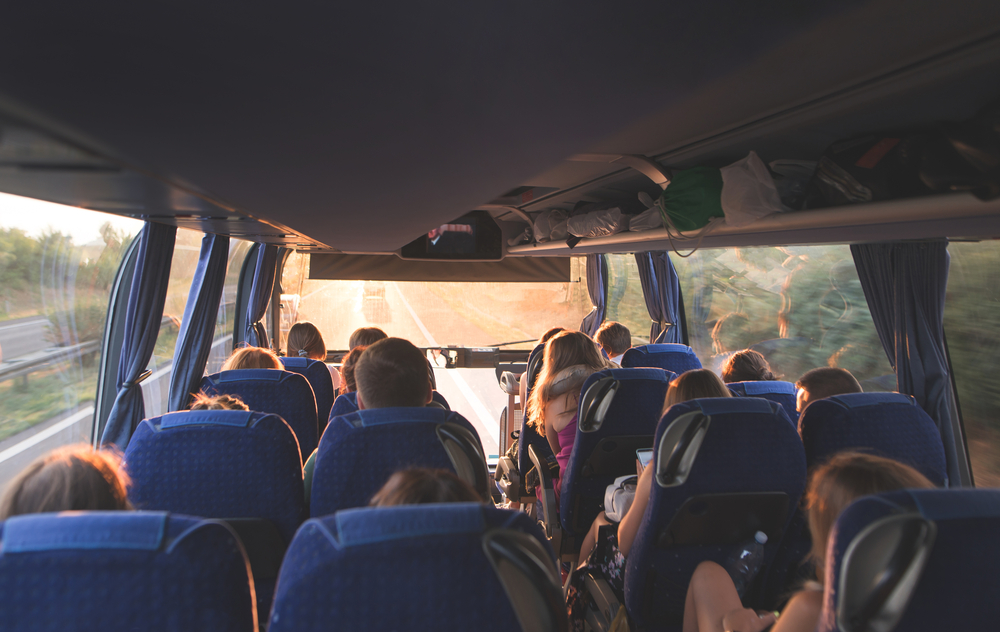 Transferul călătorilor cu autocare și autobuze, pe linia de cale ferată Cluj-Episcopia Bihor, operat de CFR Călători abia din vara acestui an / Foto: depositphotos.com