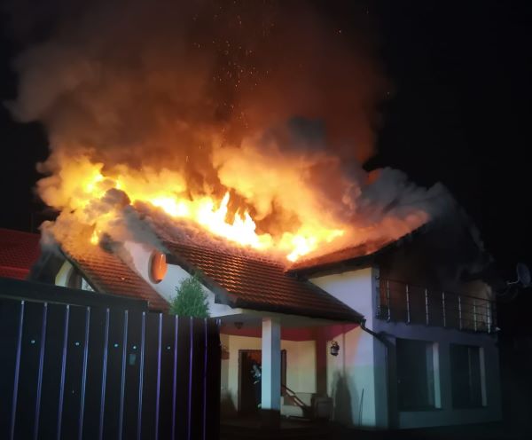 Un incendiu puternic a cuprins o casă din Apahida/ Foto: ISU Cluj