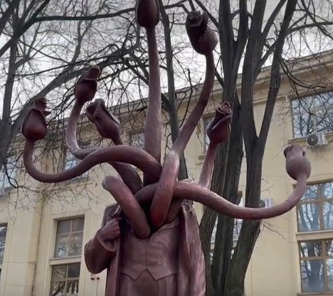 Sculptura care a făcut furori în Iași/ Foto: captură ecran Observator News - YouTube