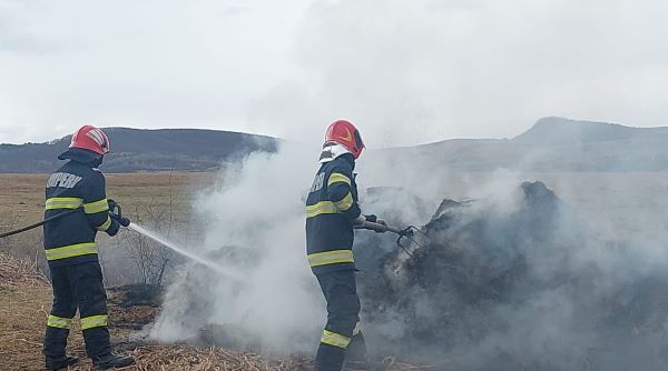 Pompierii din cadrul ISU Cluj au desfășurat, sâmbătă, intervenții pentru stingerea incendiilor de vegetație uscată/ Foto: ISU Cluj