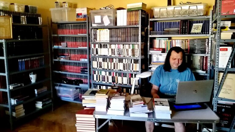 Publicistul hunedorean Daniel I. Iancu a fost reclamat de vecinii săi că deține prea multe cărți/ Foto: Daniel I. Iancu - Facebook