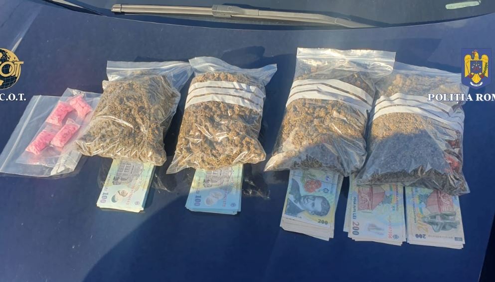 Doi bărbaţi din Brașov au fost arestaţi după ce au fost prinşi în flagrant cu droguri pe care le vindeau cu 15.000 de euro/ Foto: arhivă IPJ Cluj
