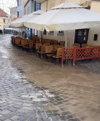 Inundații în centrul orașului. Sursă Foto: Captură ecran/ Facebook/ Raluca Mateiu