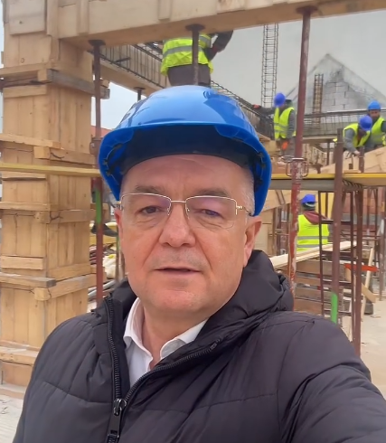 Emil Boc, în „inspecție” pe șantierului viitorului centru cultural din Cluj-Napoca. Sursă foto: Facebook/ Emil Boc