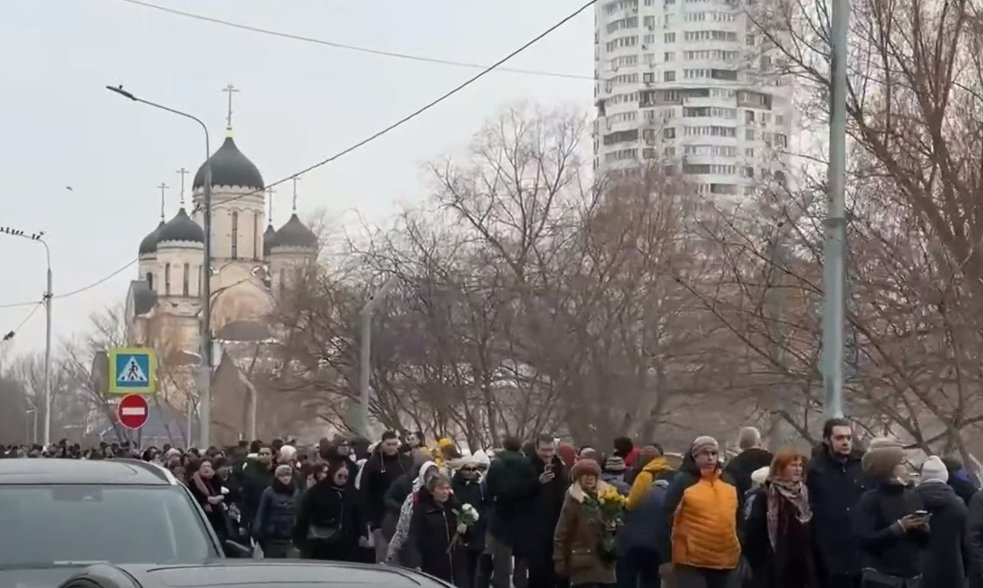 O mulțime de oameni s-a adunat pentru a participa la funeraliile opozantului rus Aleksei Navalnîi, la Moscova/Foto: Navalny's team youtube.com