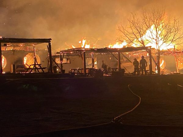 Incendiu devastator la pensiune Ferma Dacilor / Foto: ISU Prahova - Facebook